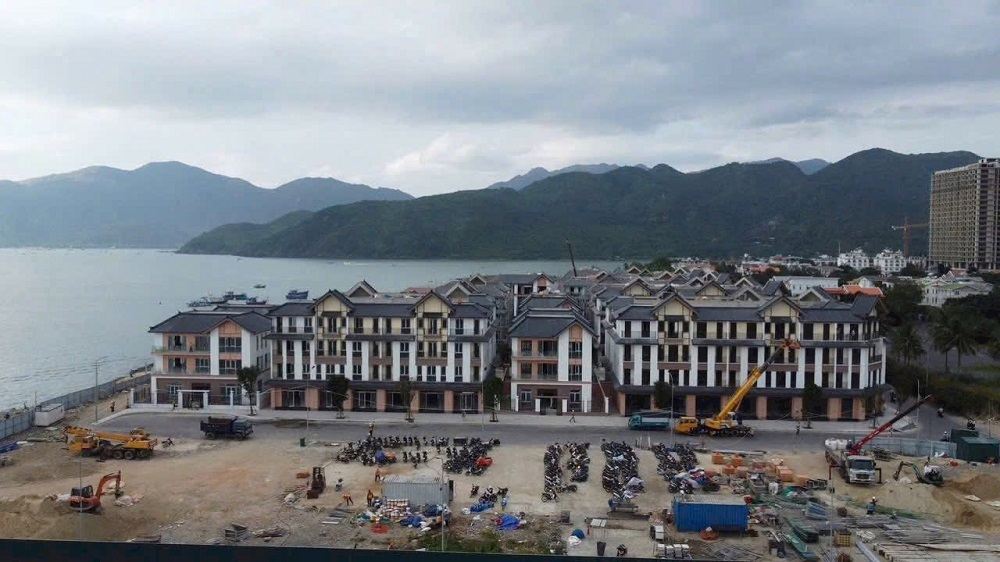 Máy móc và nhân công hoạt động liên tục